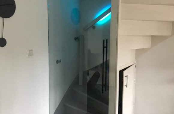Glazen deur trap